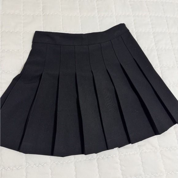 aritzia black pleated skirt 
size 2 - Picture 1 of 2